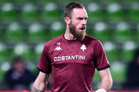 الحارس الدولي الجزائري أوكيدجا يغادر نادي ميتز بعد سبعة مواسم