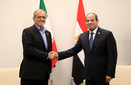 السيسي يؤكد لبزشكيان رفض مصر الكامل للتصعيد الإسرائيلي الأخير