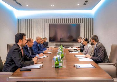 الرئيس الزُبيدي وسفيرة بريطانيا يبحثان خطة استراتيجية لمعالجة أزمات الكهرباء