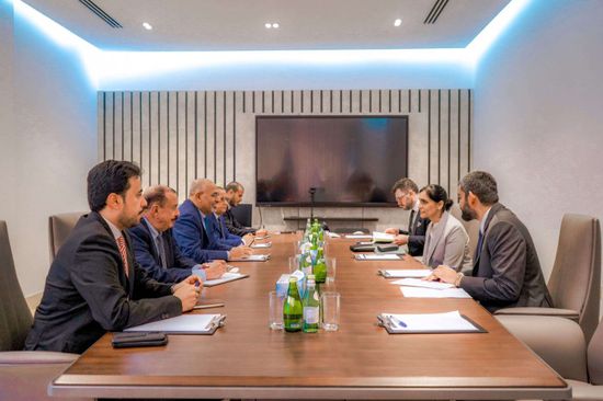 الرئيس الزُبيدي وسفيرة بريطانيا يبحثان خطة استراتيجية لمعالجة أزمات الكهرباء
