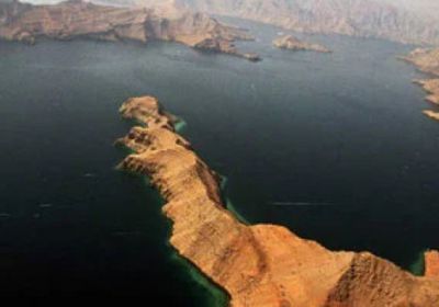 ميرسك: نواصل الإبحار عبر مضيق هرمز