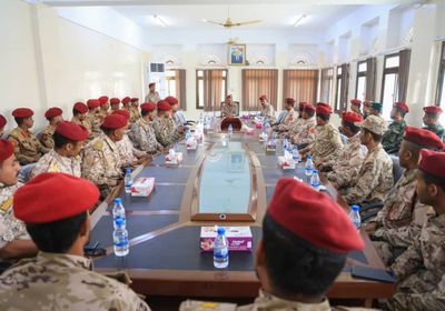 قائد المنطقة العسكرية الثانية يلتقي خريجي الكلية الحربية بالعاصمة عدن