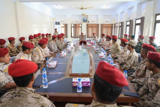 قائد المنطقة العسكرية الثانية يلتقي خريجي الكلية الحربية بالعاصمة عدن