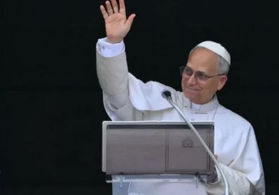 بابا الفاتيكان يدعو لتغليب الدبلوماسية على الأسلحة بالشرق الأوسط