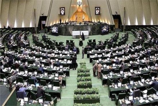 البرلمان الإيراني يقرر غلق مضيق هرمز