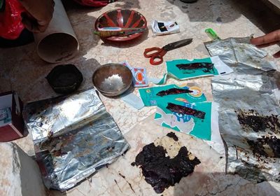 القبض على مروج مخدرات بعد تفتيش منزله في المكلا