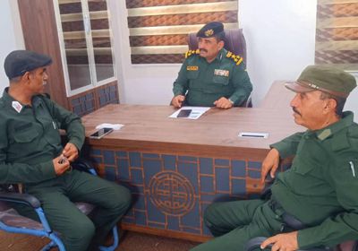 مدير أمن شبوة يطلع على سير العمل بإدارة مكافحة المخدرات
