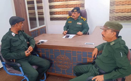 مدير أمن شبوة يطلع على سير العمل بإدارة مكافحة المخدرات