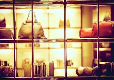 مبيعات السلع الفاخرة العالمية قد تتباطأ في 2025 بسبب الجمارك