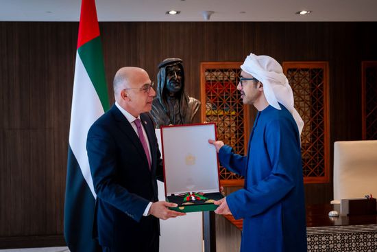 رئيس الإمارات يمنح سفير لبنان وسام الاستقلال من الطبقة الأولى