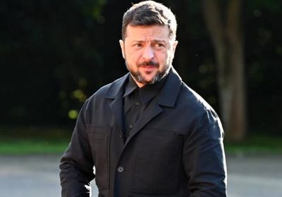 بعد انتقادات أمريكية.. الرئيس الأوكراني يتخلى عن ملابسه العسكرية