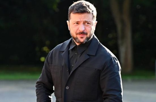 بعد انتقادات أمريكية.. الرئيس الأوكراني يتخلى عن ملابسه العسكرية