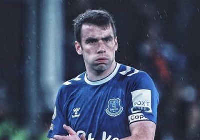 كولمان قائد إيفرتون يمدد عقده لمدة عام واحد