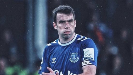 كولمان قائد إيفرتون يمدد عقده لمدة عام واحد