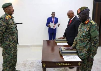 السودان.. وزيرا الدفاع والداخلية يؤديان اليمين الدستورية أمام البرهان