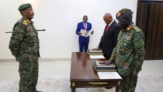السودان.. وزيرا الدفاع والداخلية يؤديان اليمين الدستورية أمام البرهان