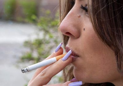 فرنسا تتخذ قرارًا مهمًا بشأن التدخين