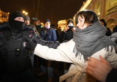 الشرطة الصربية تفرق آلاف المحتجين المناهضين للحكومة