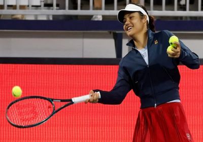 رادوكانو تقود البريطانيات في ويمبلدون لكنها تقلل التوقعات