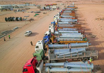 100 شاحنة تحمل أبراج نقل الطاقة إلى المحطة الشمسية في شبوة