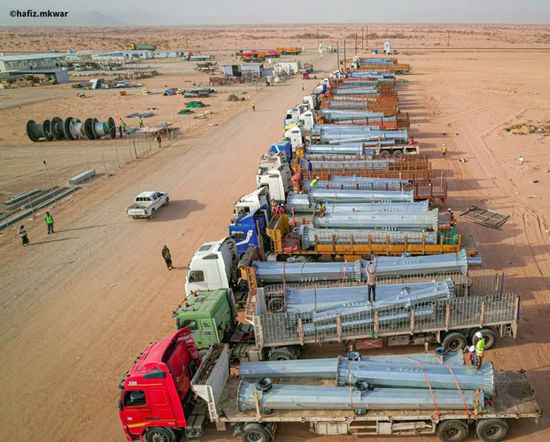 100 شاحنة تحمل أبراج نقل الطاقة إلى المحطة الشمسية في شبوة