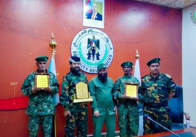 قائد الحزام الأمني يكرم جنديين أعادا 40 ألف دولار لصاحبها بأبين