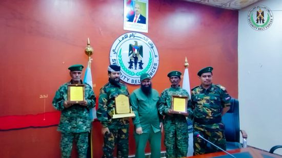 قائد الحزام الأمني يكرم جنديين أعادا 40 ألف دولار لصاحبها بأبين