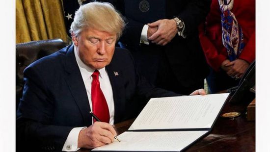 ترامب يوقع أمرًا تنفيذيًا لرفع العقوبات عن سوريا