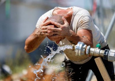 فرنسا تغلق مدارس وإيطاليا تقلص العمل في الخارج