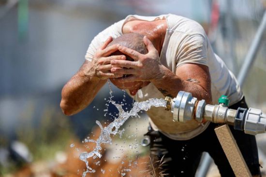 فرنسا تغلق مدارس وإيطاليا تقلص العمل في الخارج