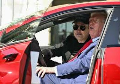 ترامب: إيلون ماسك مستاء لخسارته تفويض السيارات الكهربائية