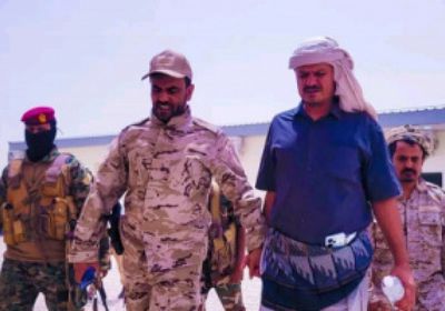 أركان دفاع شبوة يتفقد مشروع محطة الطاقة الشمسية الإماراتية