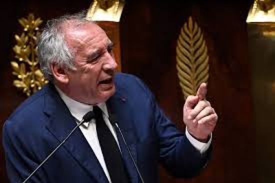 رئيس الوزراء الفرنسي ينجو من تصويت لحجب الثقة