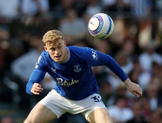 برانثويت مستمر مع إيفرتون حتى 2030