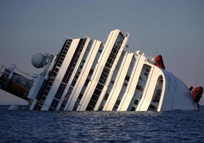 مصرع شخصين في غرق عبارة بإندونيسيا