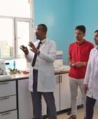 مختبرات الصحة بشبوة تتسلم 4 أجهزة حديثة من الإمارات