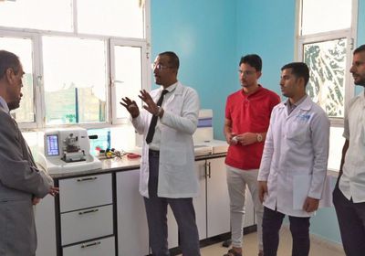 مختبرات الصحة بشبوة تتسلم 4 أجهزة حديثة من الإمارات