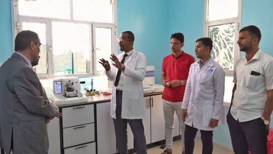 مختبرات الصحة بشبوة تتسلم 4 أجهزة حديثة من الإمارات