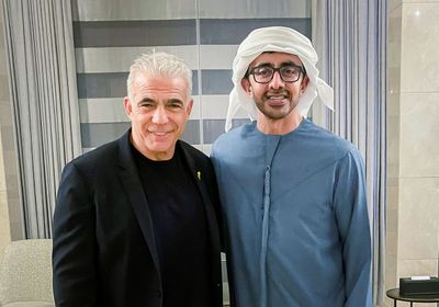 عبدالله بن زايد يلتقي زعيم المعارضة الإسرائيلي في أبوظبي