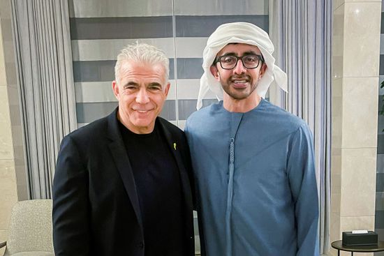 عبدالله بن زايد يلتقي زعيم المعارضة الإسرائيلي في أبوظبي