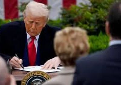 ترامب يوقع على قانون خفض الضرائب