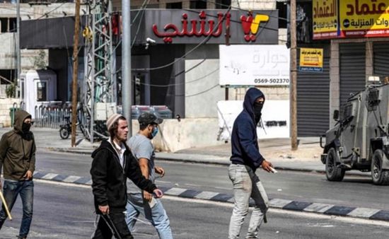 مستوطنون يعتدون على مراسلي قناة ألمانية في الضفة الغربية