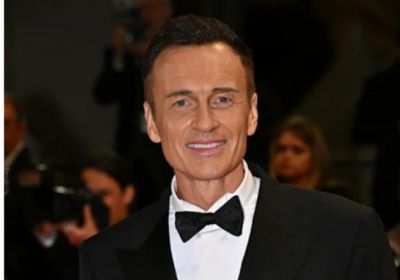 وفاة الممثل الأسترالي جوليان مكماهون عن 56 عاما