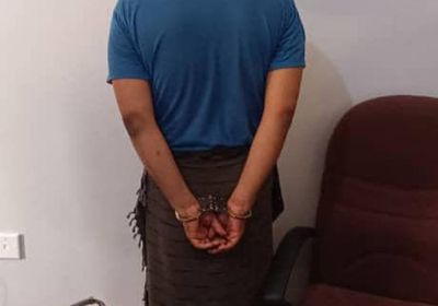 مداهمة منزل تاجر مخدرات في عتق وضبط كمية شبو