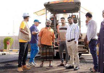 مدير الشيخ عثمان يتفقد أعمال سفلتة محيط مستشفى الصداقة