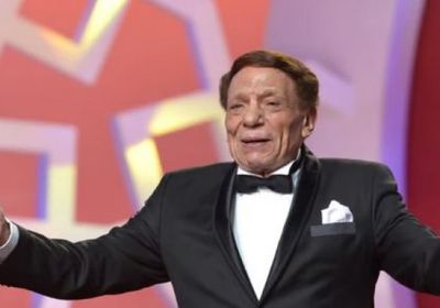 يسرا تهنئ عادل إمام وأسرته بمناسبة زواج حفيده