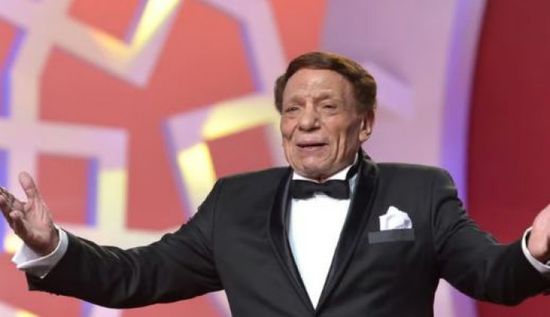 يسرا تهنئ عادل إمام وأسرته بمناسبة زواج حفيده