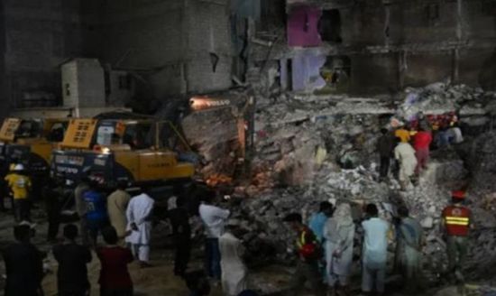 ارتفاع حصيلة ضحايا انهيار مبنى كراتشي لـ27 شخصاً
