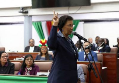 برلمان سورينام ينتخب سيمونز أول رئيسة للبلاد