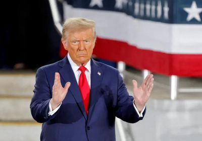 ترامب يتوعد بفرض رسوم جمركية إضافية بنسبة 10%